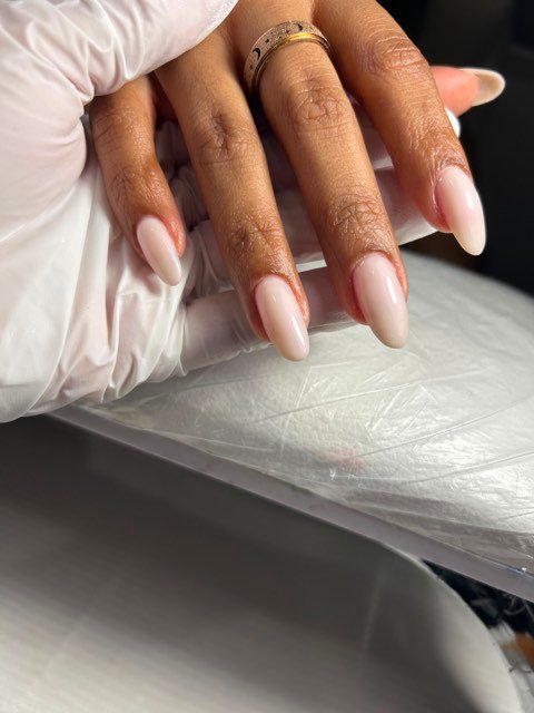 Uñas almendradas largas en nude lechoso brillante