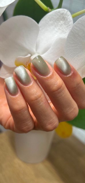 Manicura en gel con acabado cromado plateado