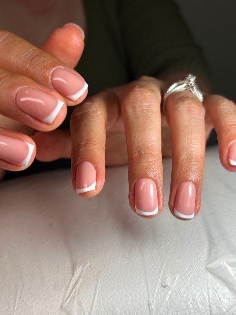 Francesa blanca clásica sobre uñas cortas cuadradas
