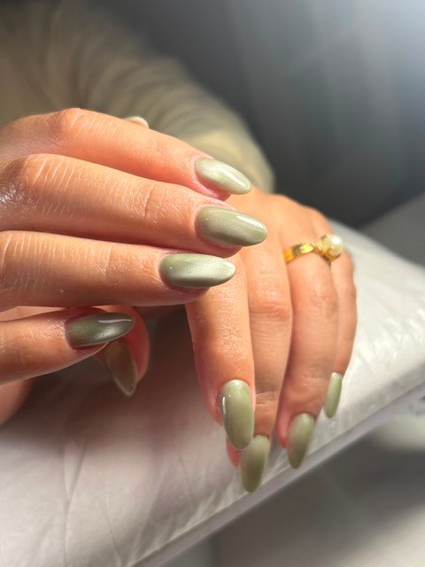 Manicura en gel efecto ojo de gato en verde salvia