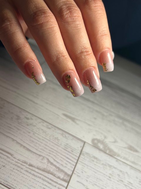 Uñas acrílicas cuadradas en ombré nude con escamas de oro