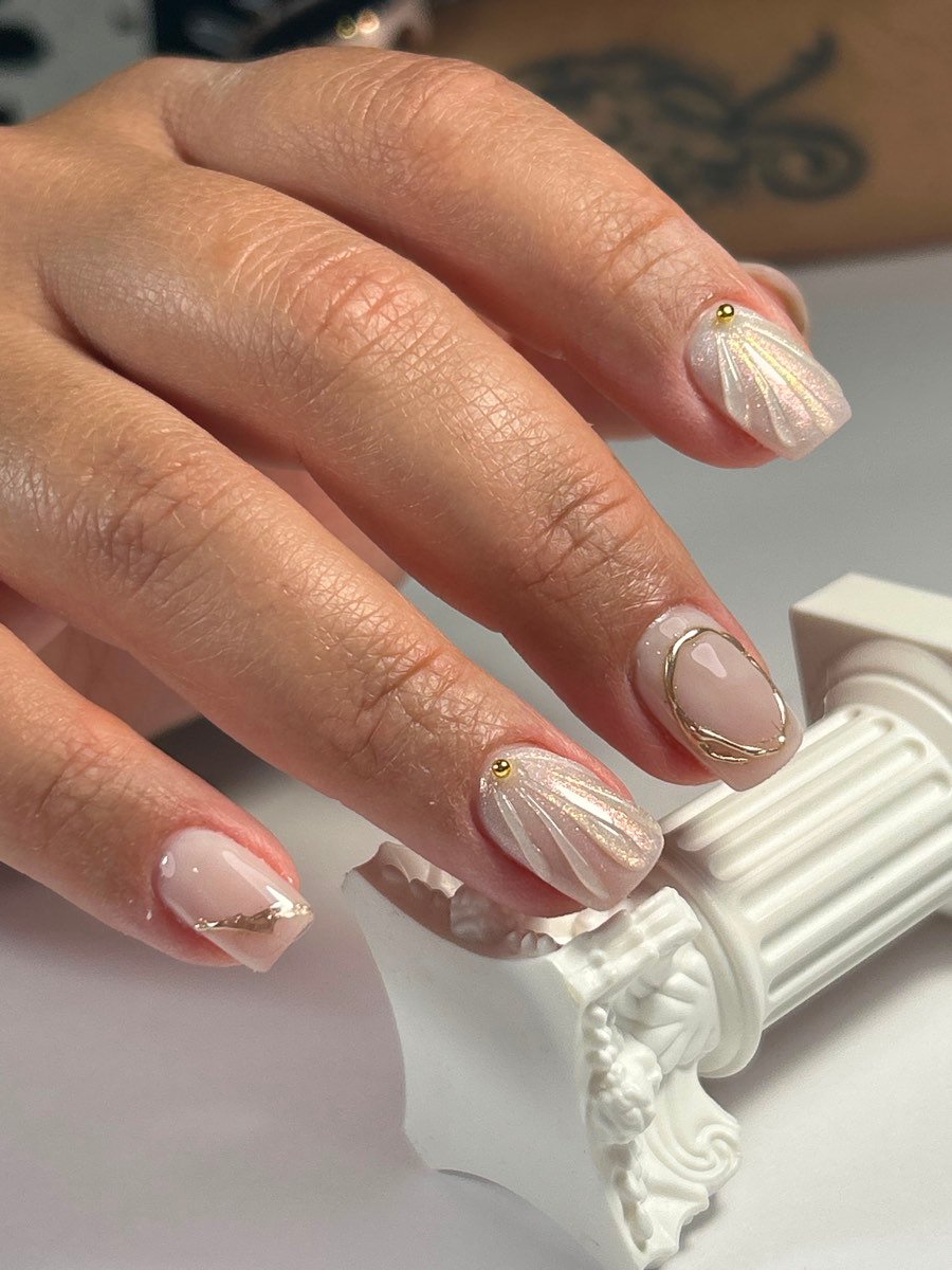 Uñas cuadradas nacaradas con detalles de alambre dorado, trabajo de Ainet
