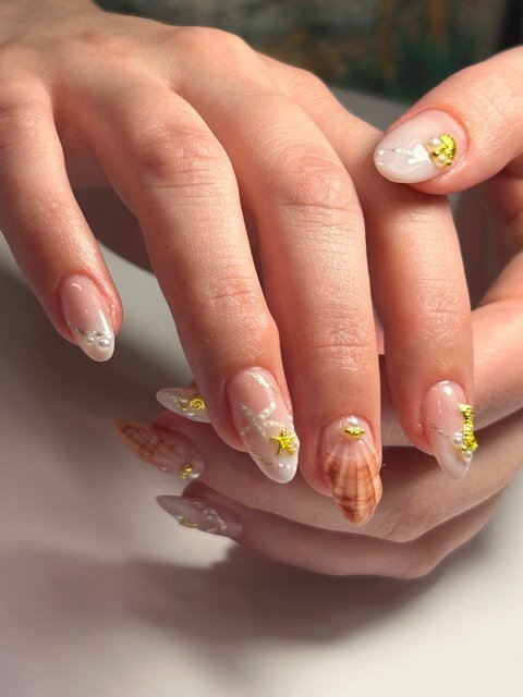 Nail art con conchas, estrellas de mar y perlas en relieve